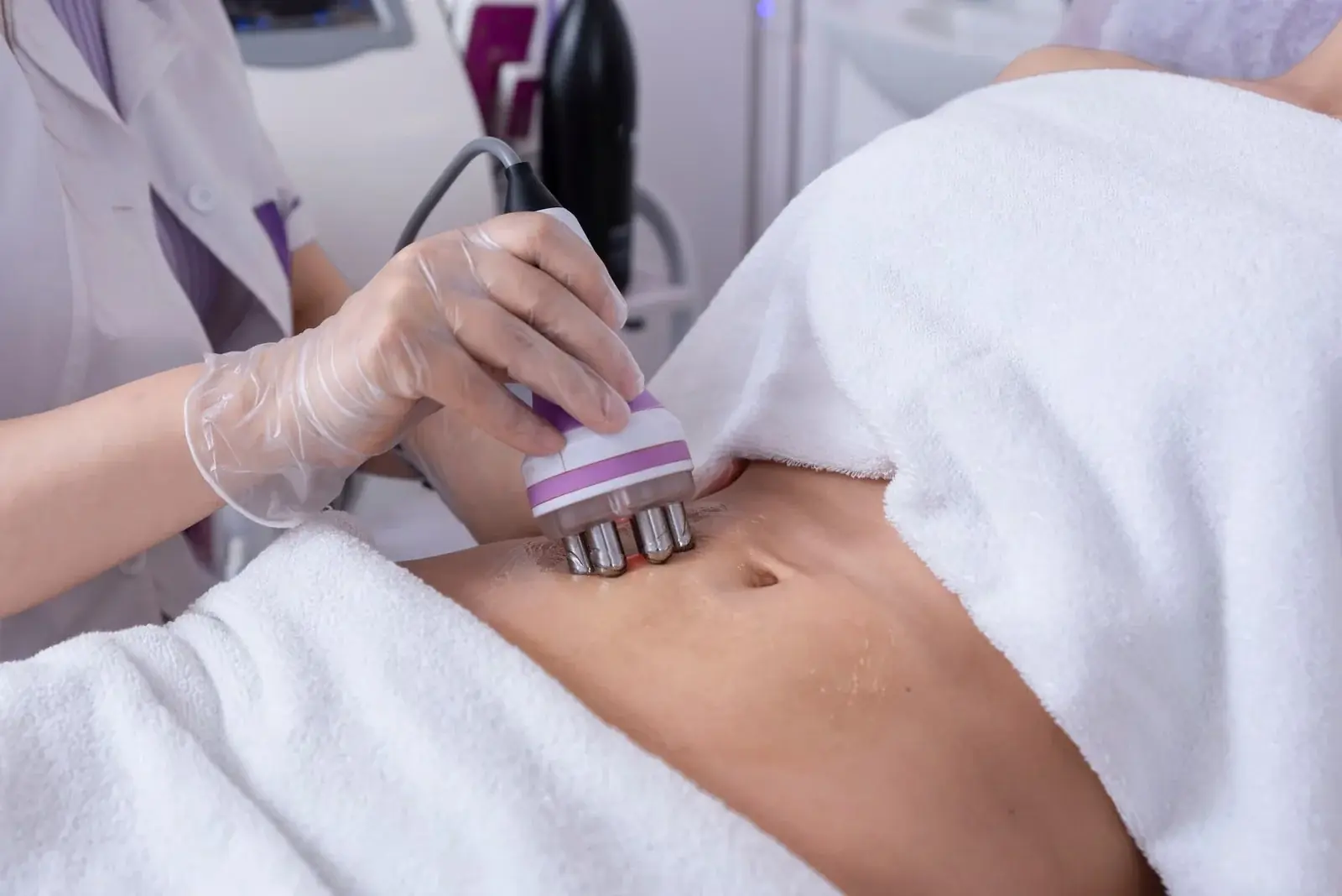 Non-surgical laser fat reduction at Aevum Health